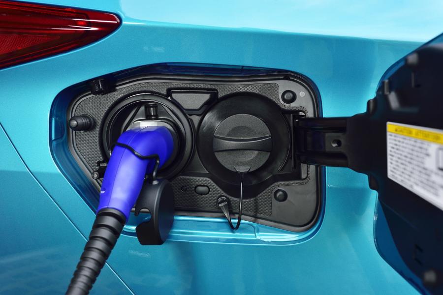 Детали экстерьера Toyota Prius Plug-in Hybrid 2016 года  (фото 97 из 187)